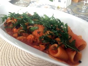 Mezze maniche all&#039;amatriciana di mare con il baccalà