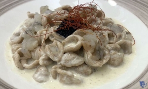 Osteria degli Archi. Vieste (Fg) - Orecchiette di grano arso cacio e pepe con tartare di gamaberi e uova di lompo