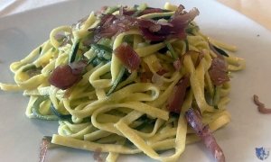 Ristorante Olmicello. Oratino (Cb) - Fettuccine con fiori di zucca, julienne di zucchine e speck croccante