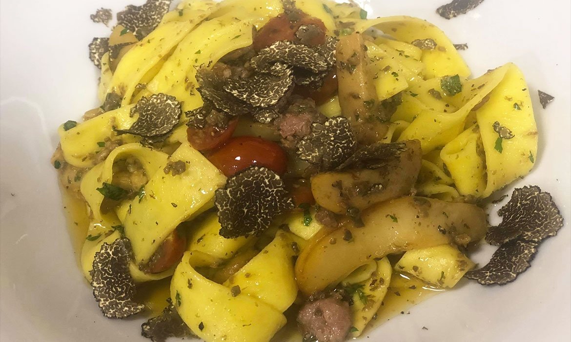 Pappardelle con salsiccia, porcini, tartufo e pomodoro datterino