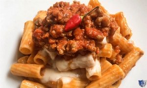 Pasta al ragù (di Salvo) con crema di pecorino 