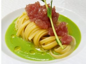 Linguine con colatura di alici, broccoli e crudo di tonno rosso