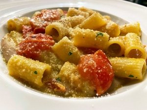 Mirù-Cantina-Nova-Frattamaggiore-(Na)-Tubettoni-lardiati-su-crema-di-fagioli-borlotti-e-pecorino-bruciato