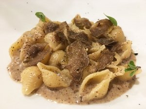 Il Moera-Avella (Av)-Conchiglie-con-pesto-di-nocciole-avellane-e-tartufo-nero