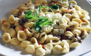 Orecchiette con provola pomodorini del piennolo gialli e salsiccia di maiale nero