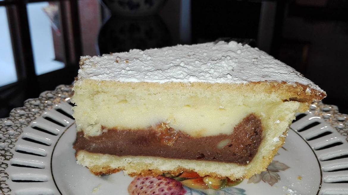 Torta di crema pasticcera e amarene (pizza dolce)