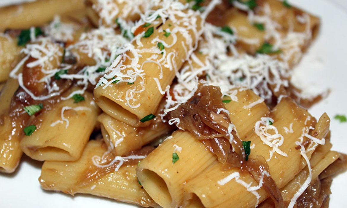 Rigatoni alla genovese con cipolla di Alife e conciato romano