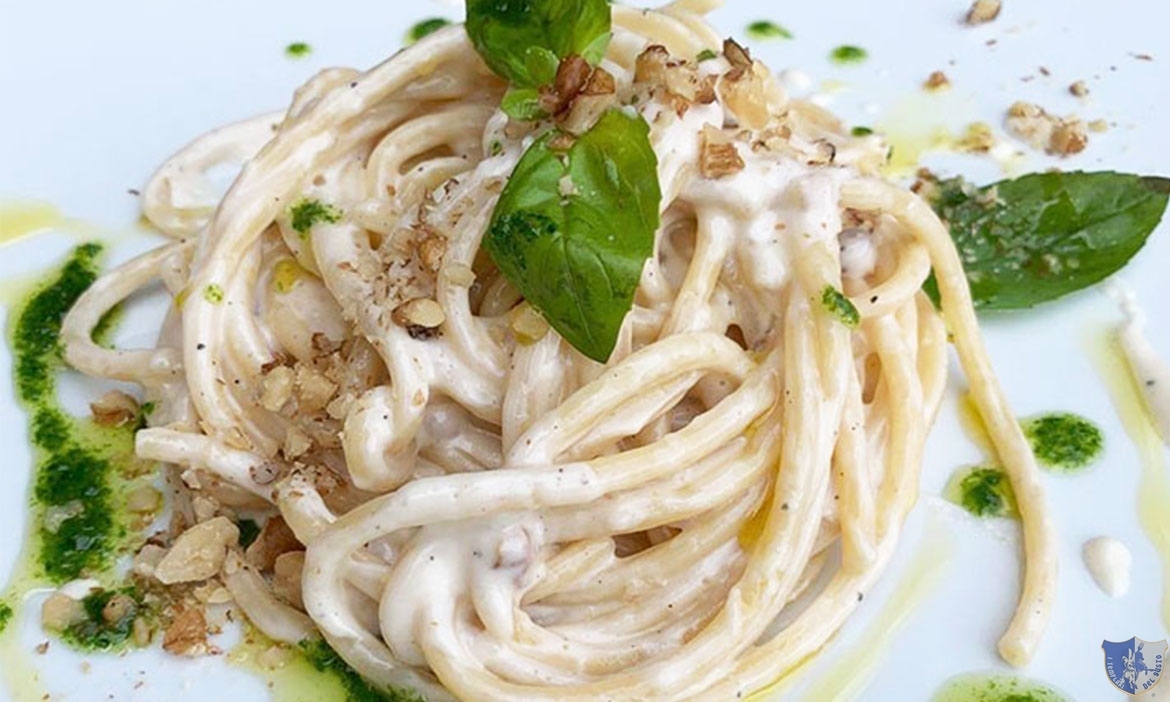 Spaghetti con crema di gorgonzola e noci