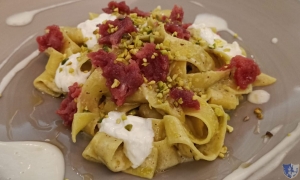 Pappardelle con battuta di fassona, stracciata di bufala e pesto di pistacchi - Bocca di Bacco. Cimitile (Na)