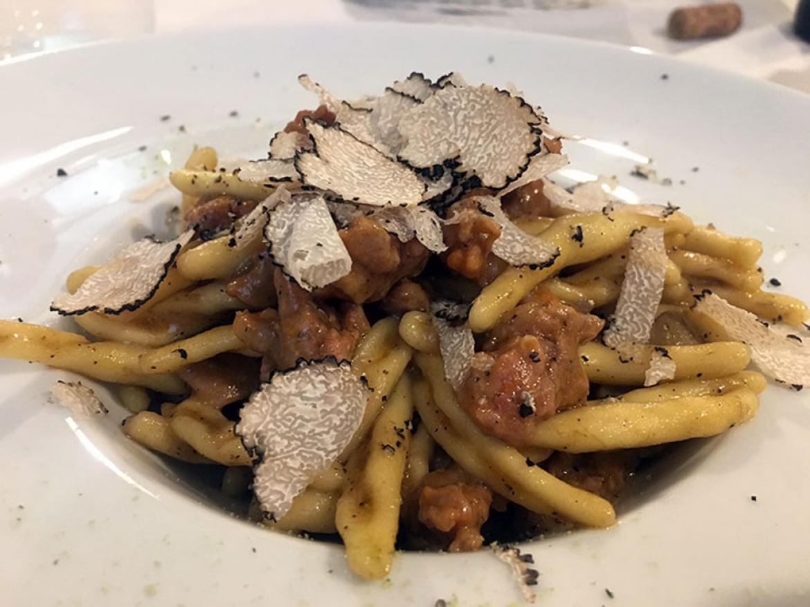 Cicatelli con tartufo, porcini e salsiccia fresca