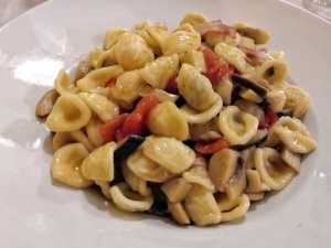 Osteria Fra Due Terre - Troia (Fg) - Orecchiette con funghi pomodorini e pancetta