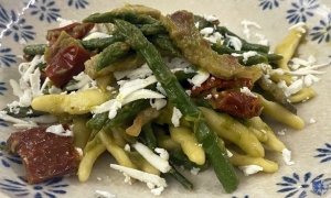 Piana delle Mandrie. Bovino (Fg) - Cavatelli con cime di asparagi, pomodori secchi, cacioricotta e guanciale di maialino nero.