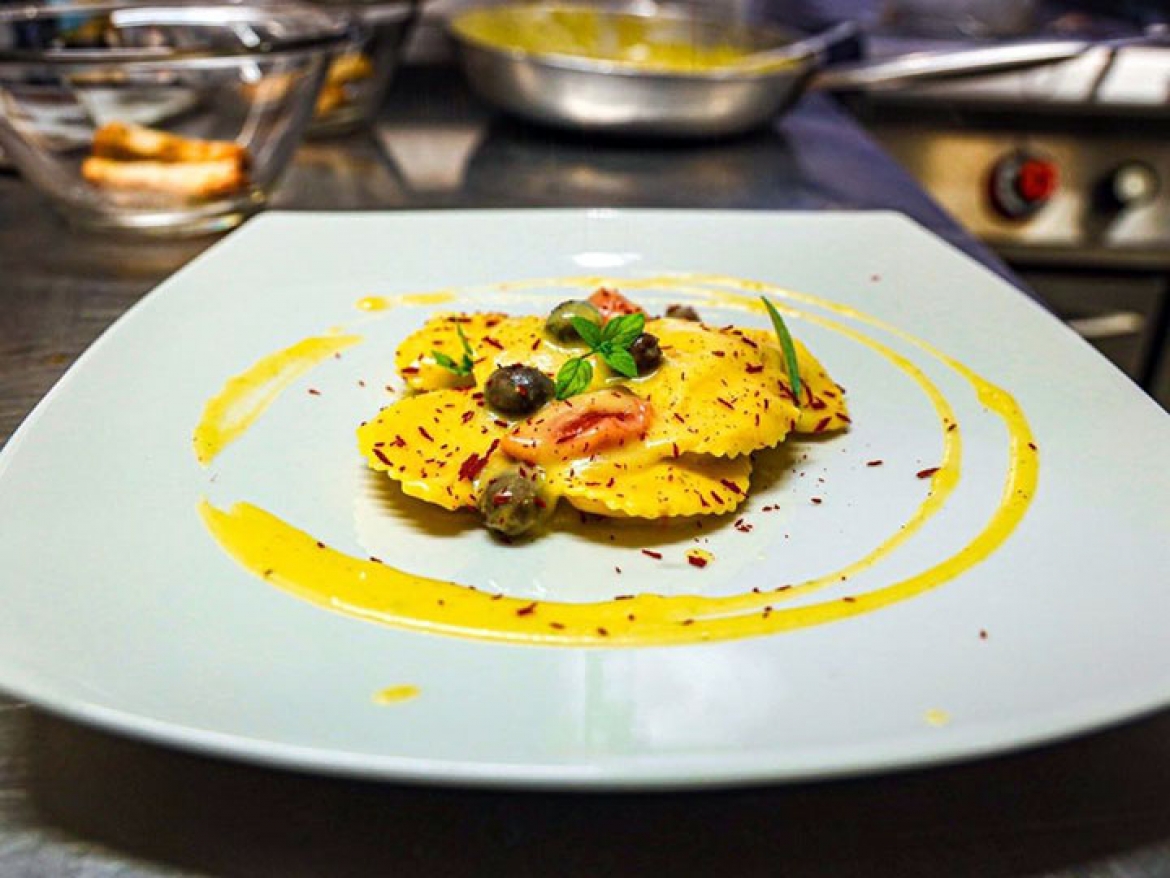 Ravioli di patate e baccalà con salsa allo zafferano